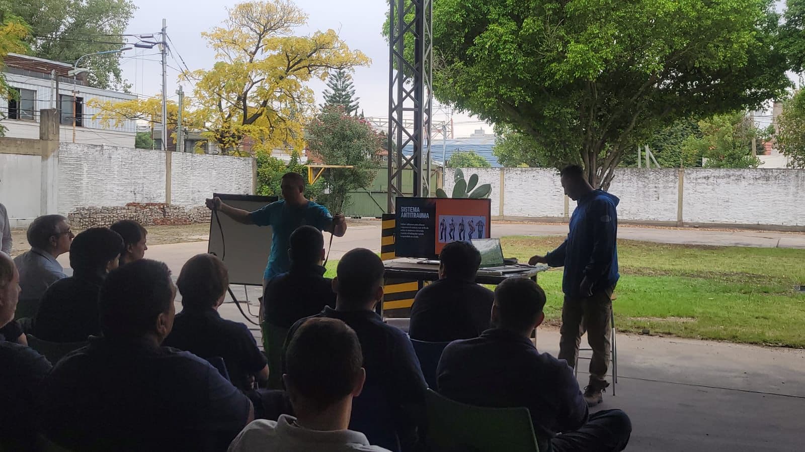 Capacitación en trabajo en altura con arneses — Iron Tower forma operarios y técnicos en Argentina