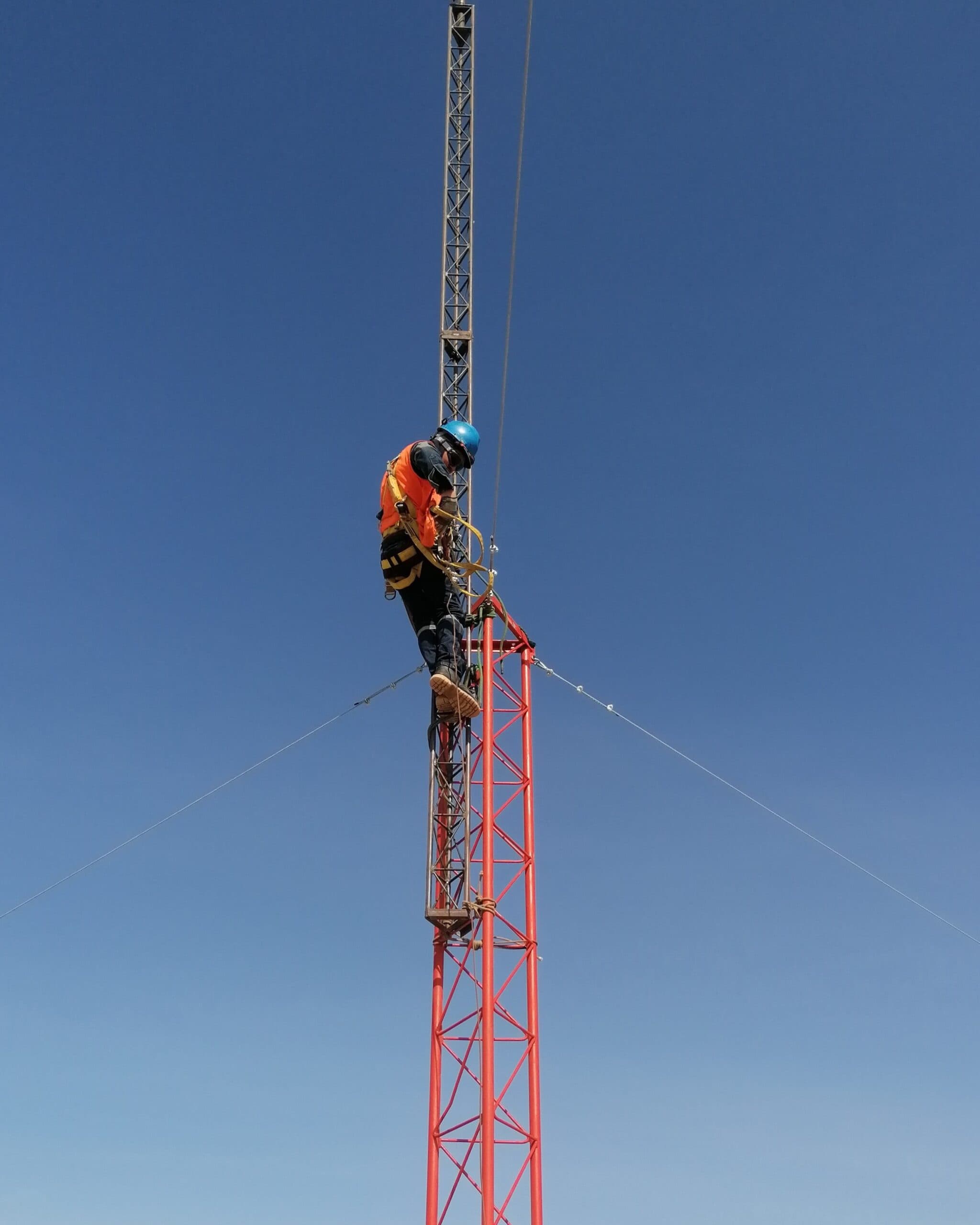 Técnico Iron Tower en montaje de torre de telecomunicaciones — trabajo en altura certificado Argentina