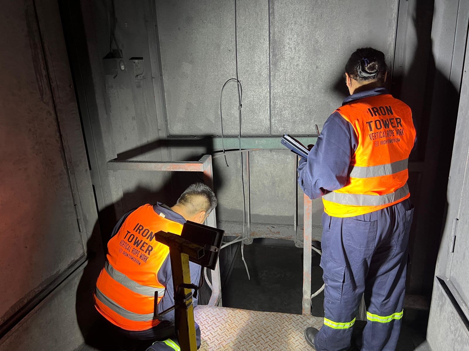 Técnico Iron Tower en operación de rescate en altura — espacio confinado Argentina IRATA