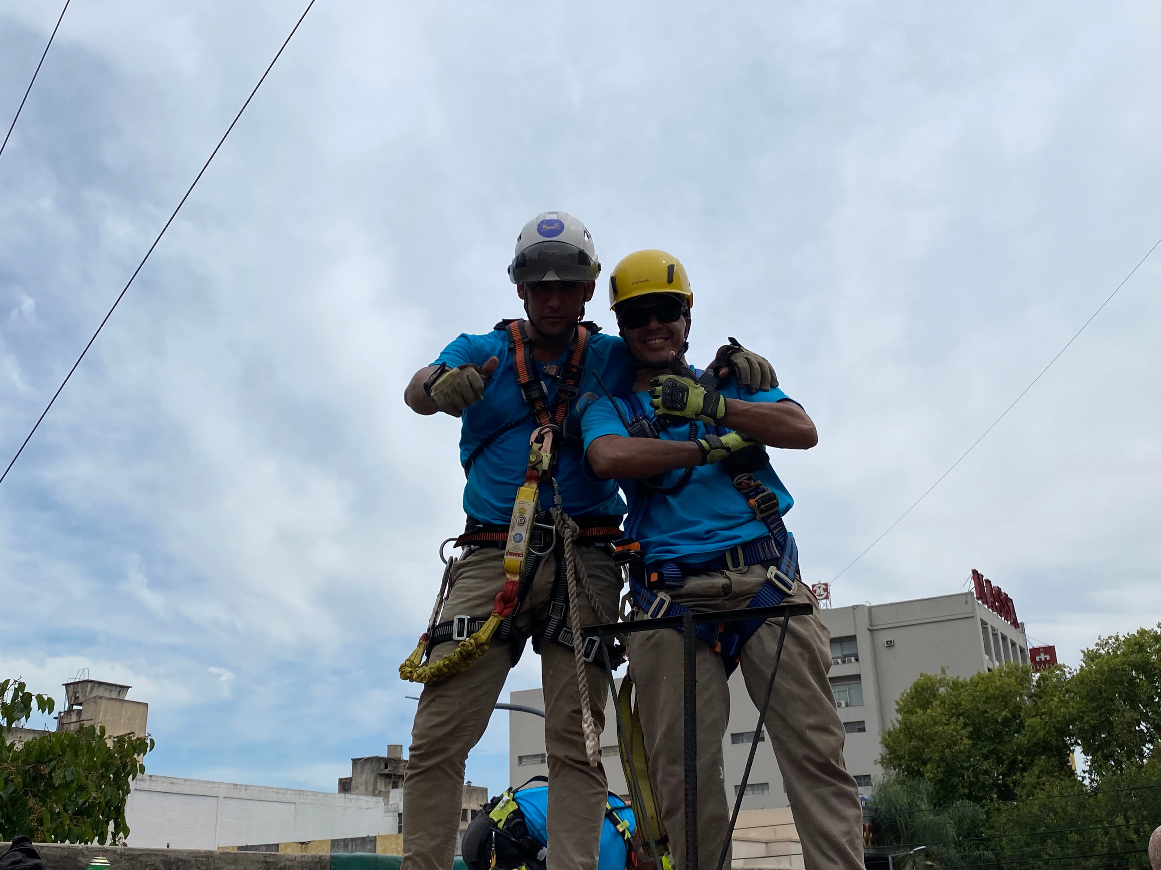 CAPACITACIÓN EN ACCESO POR CUERDAS: ¿QUÉ DEBE SABER UN EQUIPO ANTES DE TRABAJAR EN ALTURA?